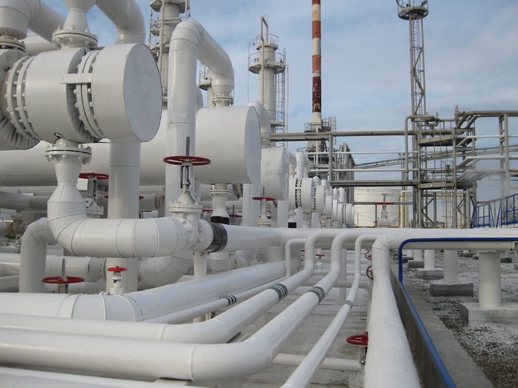 Crude oil refinery types and oil refining